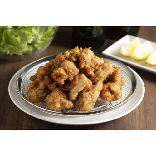 ママクック　カラッと油切り皿　大 白い皿に盛り付けられた揚げ物が油をきった状態
