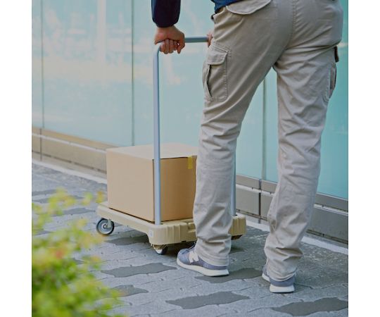 樹脂台車 こまわり君 省音G車輪 600×390 ライトサンド 片側から撮影された軽量な樹脂製台車がコンクリート上に置かれ、ソフトな色合いが目を引く。