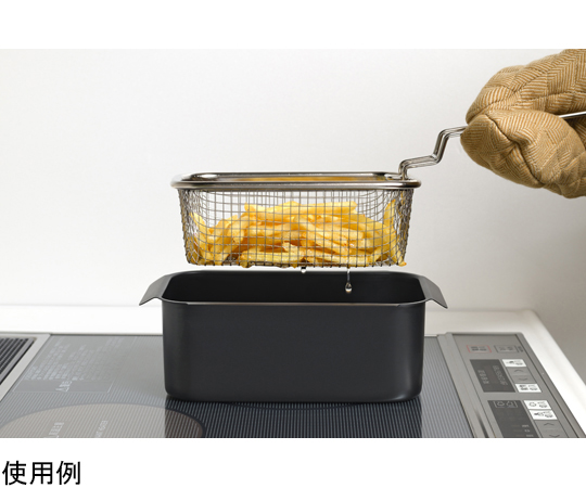ポコフリット 角型揚げざる 明るい色合いの金属製の揚げざるが横から写し出され、底がメッシュ状になっている様子。