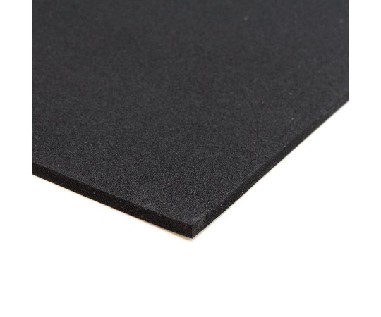 EPDMゴムシート　厚さ5mm×幅500mm×長さ500mm 表面に滑らかな質感があり、四隅がカットされた状態