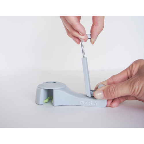 スマホホルダー　matka　ヘッドレストフック　グレー グレーのヘッドレストにしっかりと取り付けられたフック、下部にスマートフォンが掛けられている様子