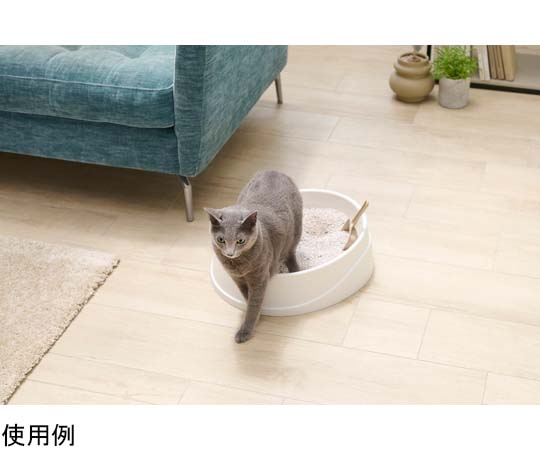 ネオクリア猫砂5L 透明な袋に入った白い猫砂の全体像、前面には製品の情報が印刷されている。