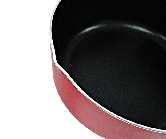 HONEYCOOK IH兼用 雪平鍋 内面ふっ素加工 20cm 内面が光るふっ素加工の鍋の上部が見える状態