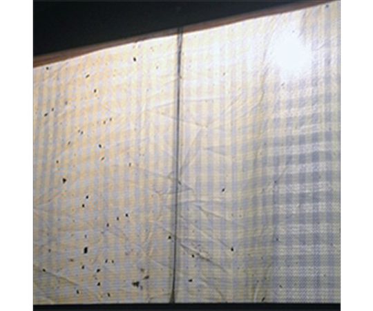 網戸張替え用防虫網 虫のイヤがる網 20メッシュ 幅90cm×長さ2m グレー グレーの防虫網がパッケージに収められ、横長の形状で折りたたまれている様子