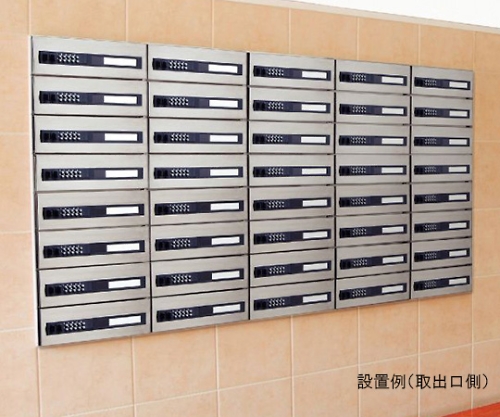 郵便受箱 前入後出型 3戸用 可変プッシュ錠 金属製の郵便受けが複数並んでいる状態で、前面に鍵穴が見える。