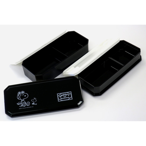 お弁当箱　松花堂弁当箱　スヌーピーBlack　600ml スヌーピーのデザインが施された黒いお弁当箱の上面が見える状態