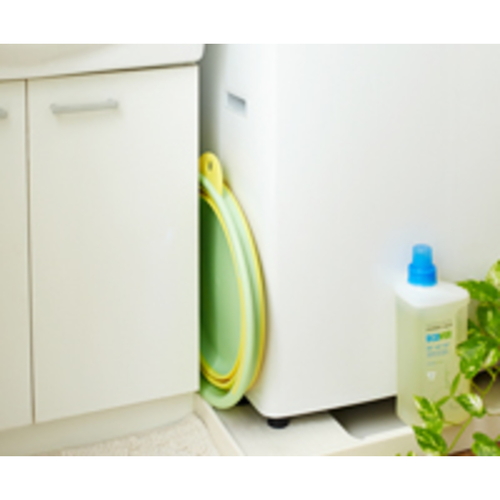 折りたたみバケツ SOFT TUB 12L グリーン 柔らかな素材の折りたたみ式バケツが地面に置かれた状態