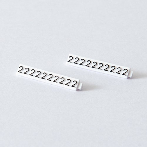 陳列備品 ニュープライスキューブ補充S用(20粒) 白/黒 2 友屋 均一に配置された白と黒の補充用パーツが並んでいる様子