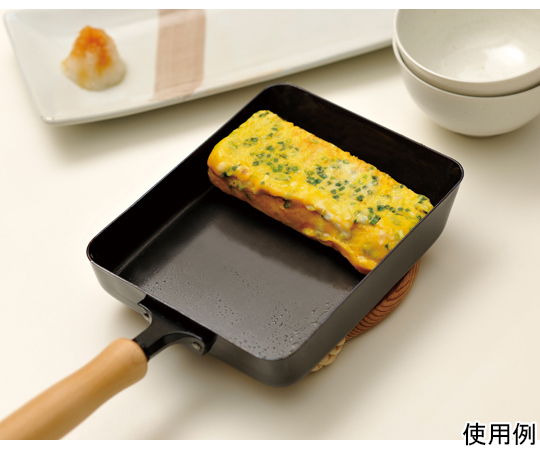 千歳 鉄 木柄玉子焼 14×18cm 深い色合いの鍋の内側と特徴的な木柄が見える状態