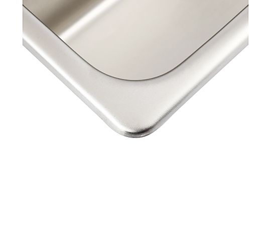 スギコ 18-8 ホテルパン 1/4サイズ 4.2L 金属製のホテルパンが真上から撮影された様子、内側に光沢があり、サイズ感が分かる状態。