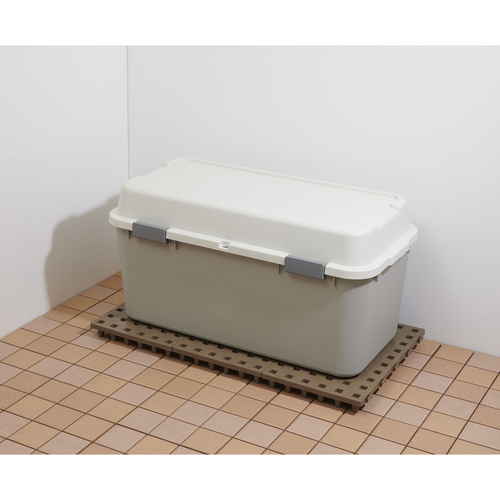 すのこ　ジョイントパレット　20×20cm　4枚セット 木目調のすのこが並べられた状態、四隅にはジョイント部分が見える様子。
