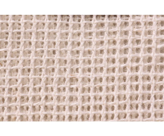 麻ふかし布　中　66×68cm 全体がふんわりとした質感で、折りたたまれた状態の布が見える様子