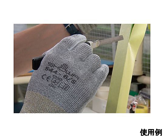 [S] 手袋(耐切創/高強度PE系・ナイロン・PUコート) 黒色の手袋が手に装着され、指先までしっかりとフィットしている様子