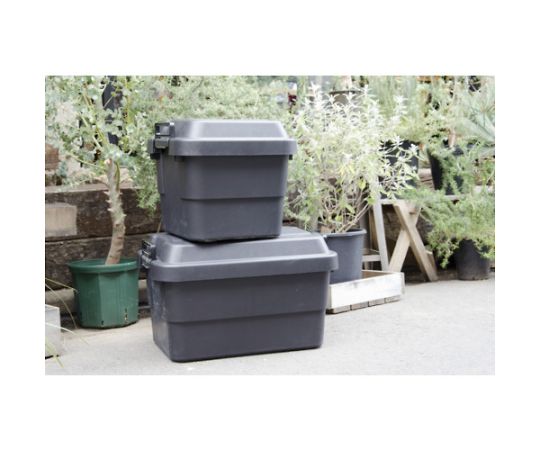 トランクカーゴ　30L　黒 側面が見える状態で、取っ手が強調された黒い収納ボックス