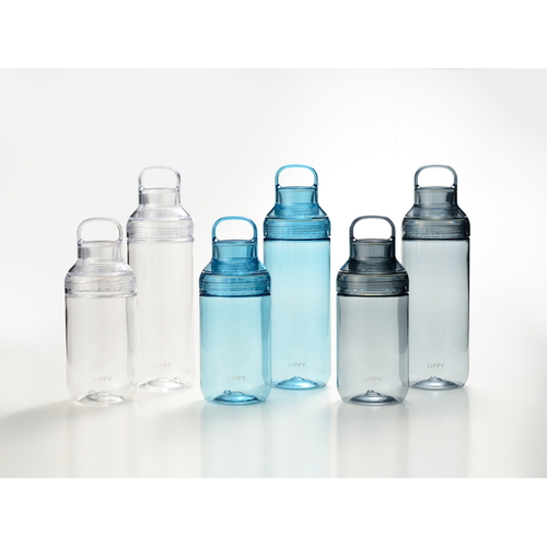 LIPPY　ウォーターボトル　700ml　クリア 透明なボトルが陰に映り込んでいる様子