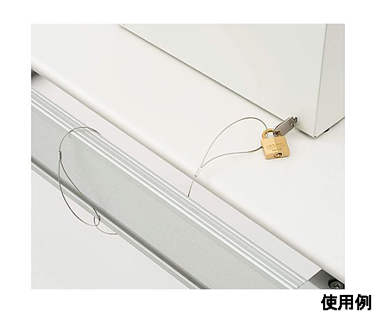 277x383x424mm [卓上型]セーフティボックス(シャッター付 シャッターが開いた状態で、内部の収納スペースが見える様子