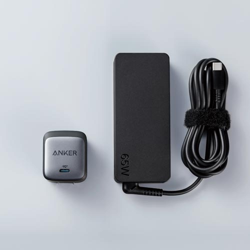 急速充電器 Nano II 65W 正面から撮影された充電器のデザインとポートの様子