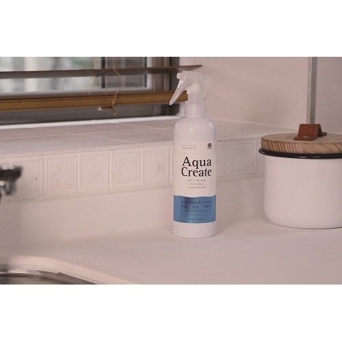 Aqua　Create　Deo　280ml　1本 透明なボトルに入ったスプレータイプの製品、ラベルが正面に表示されている状態
