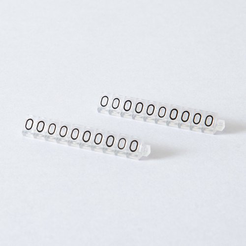 陳列備品 ニュープライスキューブ補充M用(20粒) 透明/黒 0 友屋 透明なケースに収められた黒い補充パーツが並ぶ様子