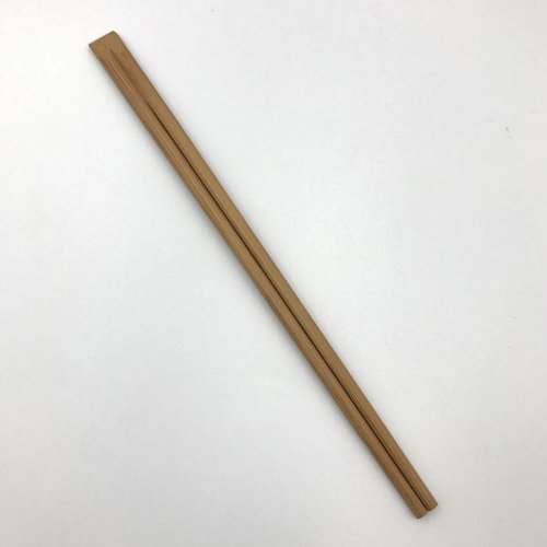 竹箸 炭化竹天削 24cm 100膳 ラベルが貼られた藁の袋に収められた直線的な箸が整然と並ぶ様子