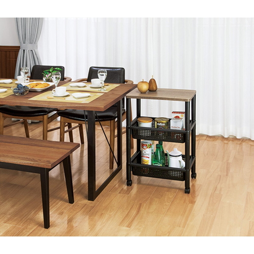 キッチンワゴン　ウッドスタイルワゴン 引き出しが開いた状態で、上段に調理器具や雑貨が置かれている様子