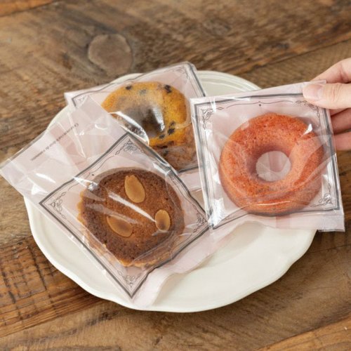 ウールーズスイーツパック クリア-6冷凍可(100枚) ヘッズ 透明なパッケージに個別に収められた100枚の冷凍食品用袋が並ぶ様子