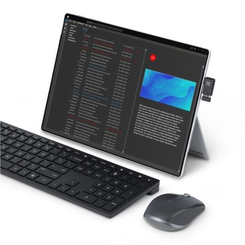 USB-C-USB-A変換アダプター　L型右向き　ブラック　1個 L型に曲がった右向きのアダプター、滑らかなブラックの表面が際立つ。