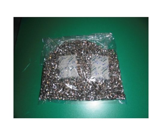 A型シリカゲル 50g 吸湿・使い捨て型 100個入 コバルト入 青いパッケージが隣に並び、透明な部分から中身のシリカゲルが見える状態