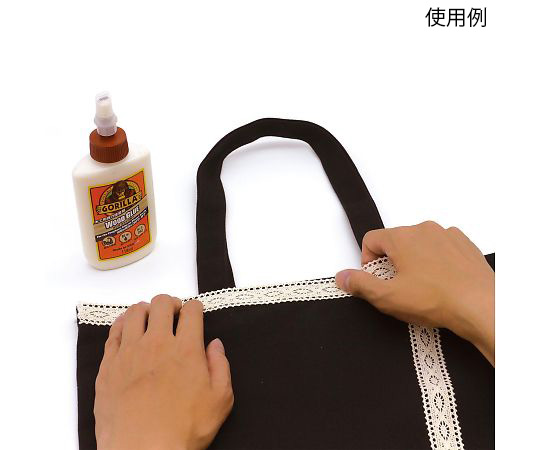 ゴリラ ウッドグルー 木工用強力接着剤 118mL 白いボトルに黒いキャップが付いた状態でラベルが正面を向いている
