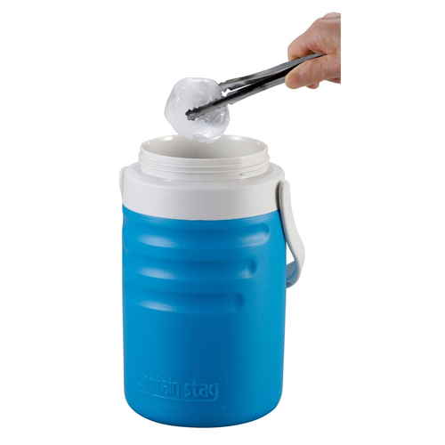 水筒　2L　プラスチック　保冷専用　ニューレックス　ワンタッチ　ハンディーウォータージャグ　キャプテンスタッグ　ブルー 青色のボディとワンタッチの蓋が特徴的な水筒が横向きに置かれている様子