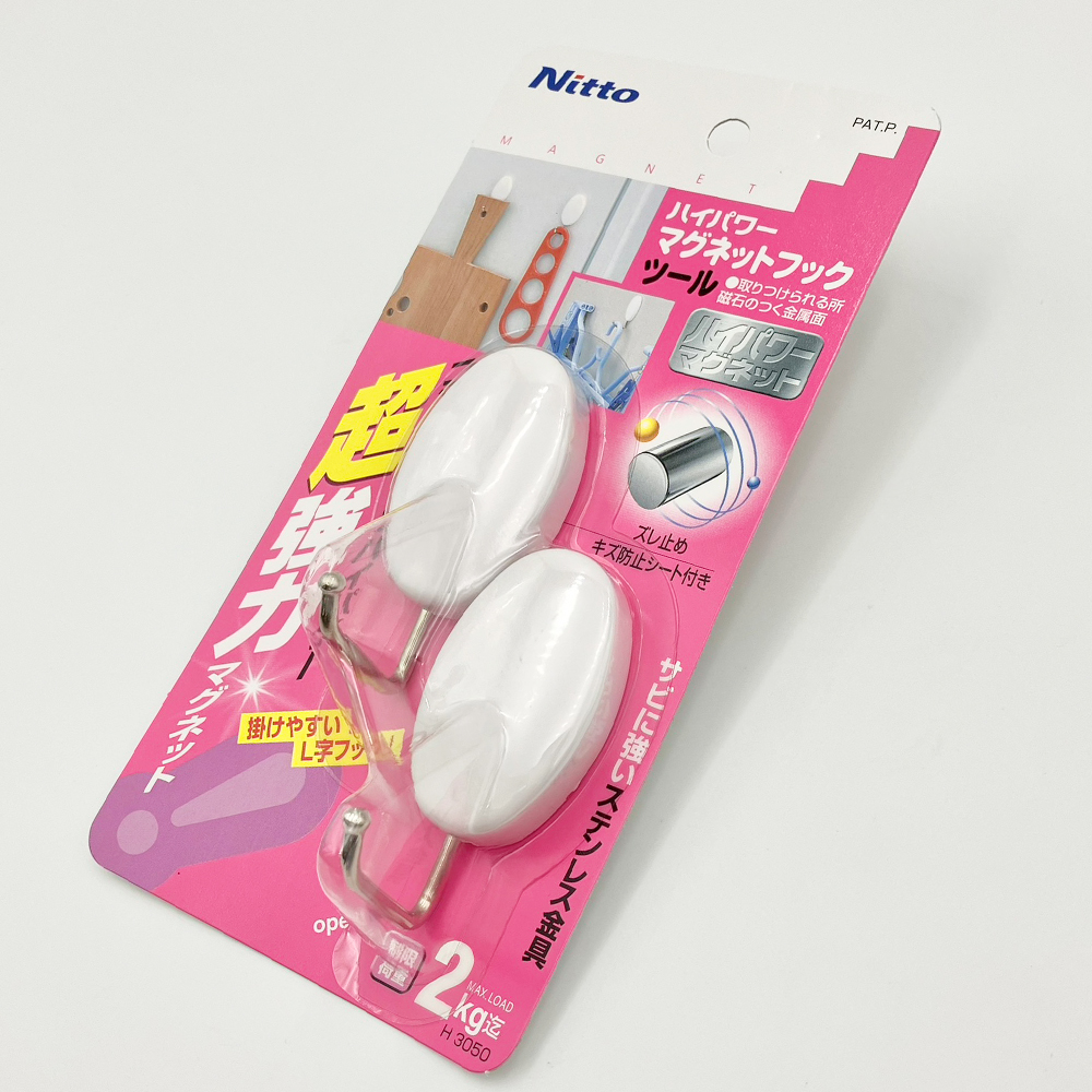ハイパワーマグネットフック　31×65×36mm　2個入 透明なプラスチックのパッケージに入った、二つのマグネットフックが並ぶ様子