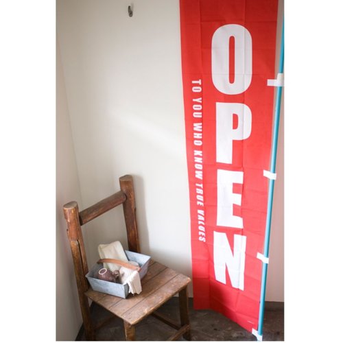 のぼり シンプルオープンノボリ(1枚) ヘッズ 白地にシンプルなデザインで「OPEN」の文字が大きく印刷されたのぼりを正面から捉えた状態