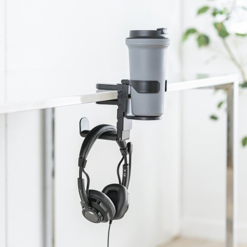 ドリンクホルダー付ヘッドホンフック　ブラック　1個 シンプルなデザインのフックが壁に取り付けられ、ドリンクホルダーとヘッドフォンを掛けるスペースが確認できる様子