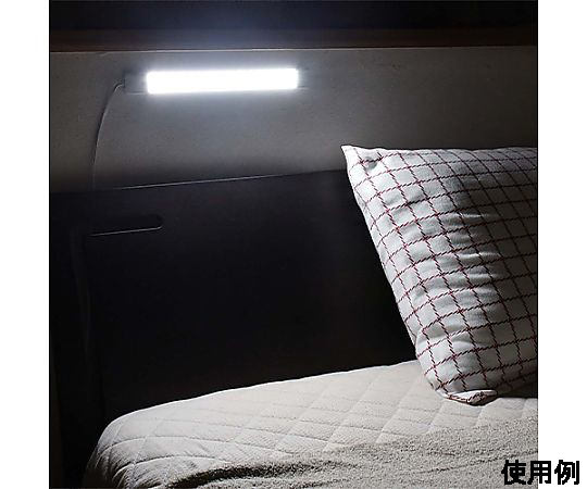 AC100V/14.5W 照明灯/LED 明るい光を放つシンプルなデザインの照明器具が横向きに配置されている状態