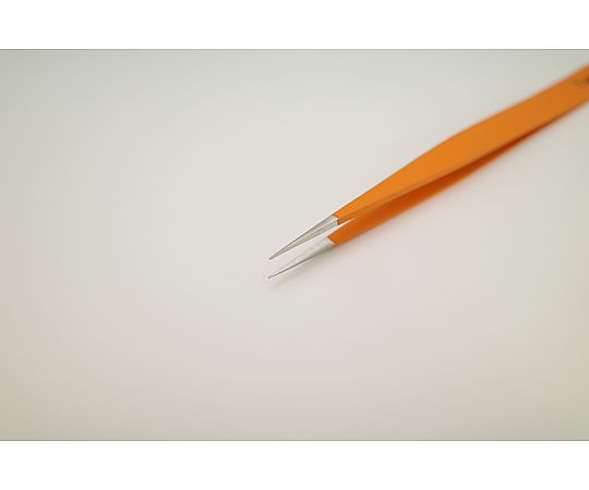 オレンジグリップピンセット 鮮やかなオレンジのグリップが目立つピンセットの側面が見える状態