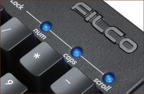 Majestouch2(108配列茶軸日本語) キーボードが斜め上から撮影され、機能キーと日本語配列のキーキャップが鮮明に示されている様子