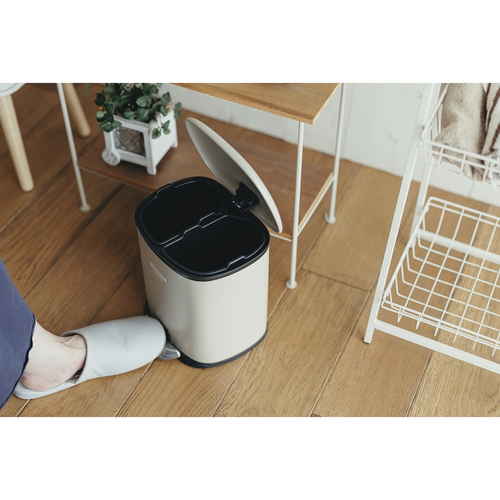 ゴミ箱　セパレ・ペダルビン　ベージュ 淡いベージュのペダル式フタがついたごみ箱の正面が見える状態