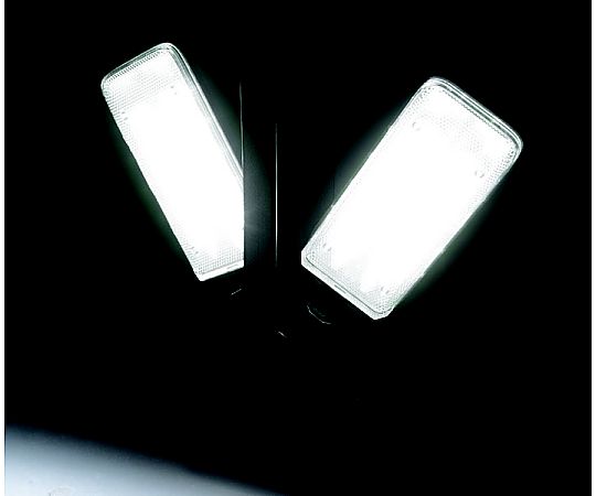 [充電式] LEDライト 光源が中央に位置し、周囲が暗い環境での使用感が伝わる状態