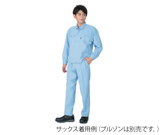 エコ高制電パンツ（ツータック）　シルバー　LL 光沢のあるシルバーの生地が際立つパンツが、両サイドからツータックでデザインされた状態