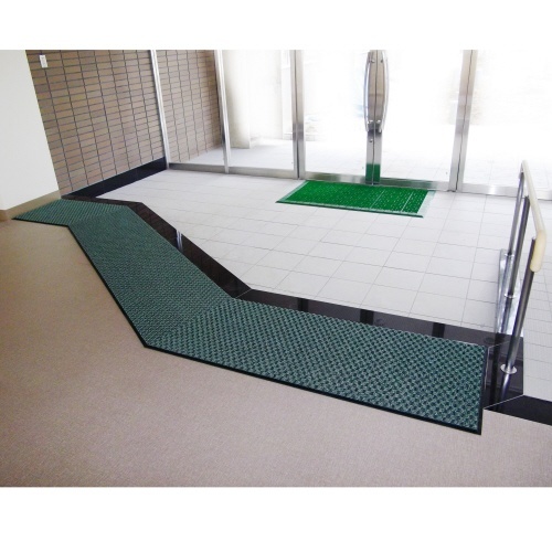 雨天用マット　ニューリブリード　600×900mm　グレー　1枚 グレーのマットが横たわり、四隅にスリットが施されている様子
