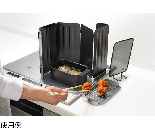 ポコフリット オイルガード 透明な容器に入った液体が側面から見える状態