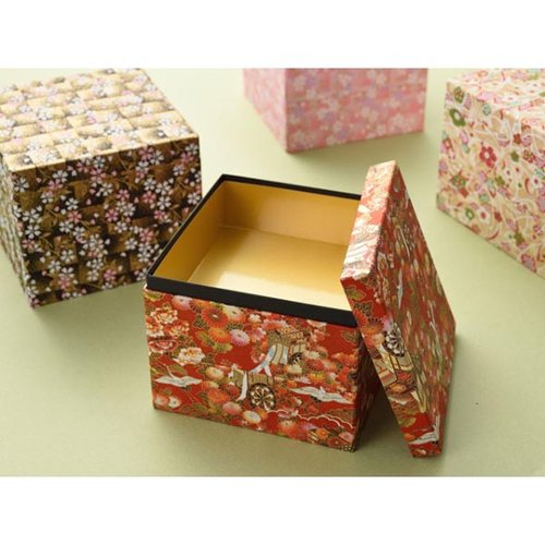 重箱・おせち容器 結シリーズ 4.5寸角 F-1928 1-1カップ付 2段組 瑞光明 黒い重箱が2段に重なり、上段には鮮やかな金色の装飾が施されている様子。