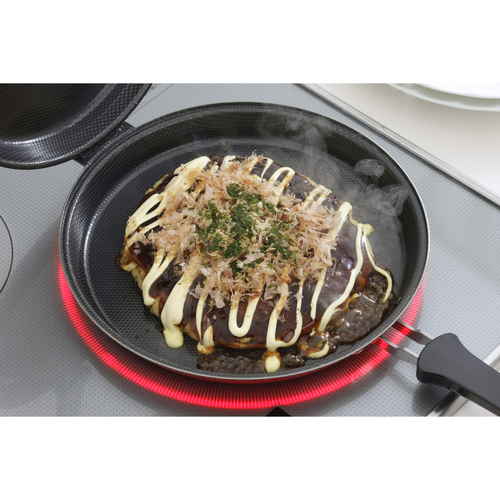 ホットケーキメーカー フライパン 両面焼き 丸型 お好み焼き・ホットケーキパン 鉄製 IH対応 一体型の丸型フライパンが、シルバーの金属的な質感でスタイリッシュに見える状態