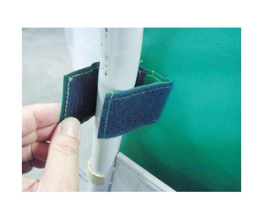 ハンドトラックボックス蓋なし650×470 クリーム色の無地のボックスが軽く傾いた状態で、上部が開いた様子