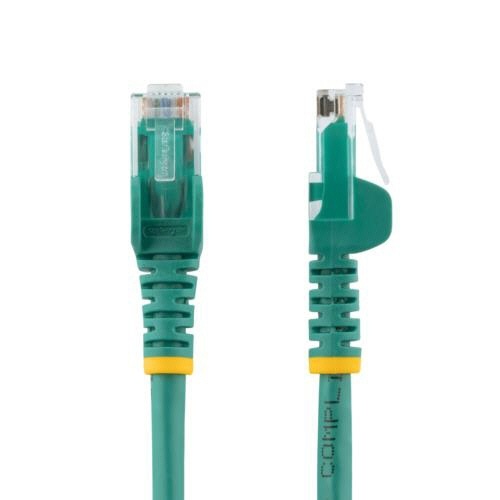 カテゴリ6　LANケーブル　RJ45モールドコネクタ　ツメ折れ防止　1m　グリーン　1本 緑色のケーブルが曲がった状態でコネクタを背面に向けて置かれている様子