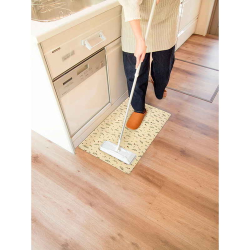 もう油汚れを気にしない!拭けるキッチンマット45×75　フラワー 色とりどりの花柄がデザインされたキッチンマットが床に敷かれている様子
