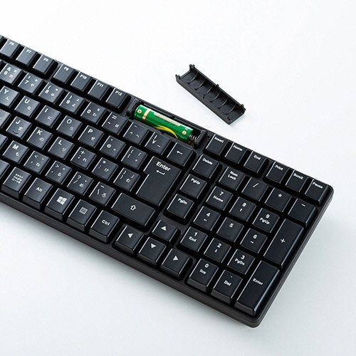 マウス付きワイヤレスキーボード　ブラック　1台 キーが鮮やかに見える斜めからの撮影、マウスとキーボードのセットが並んでいる様子