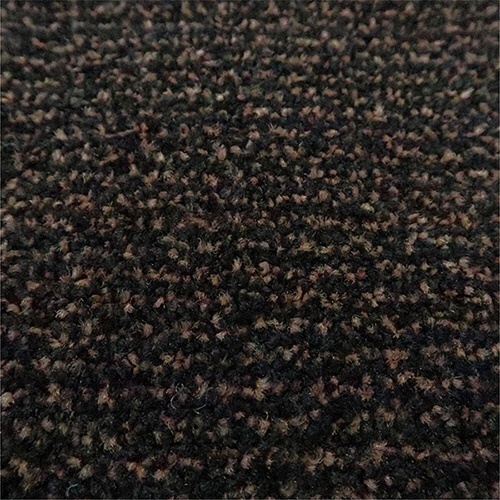 玄関マット　アイアンホース(ストライプ)　600×900mm　ブラック・ブラウン　1枚 ストライプ模様が特徴的で、引き締まった印象の玄関マットが横向きに置かれている様子。