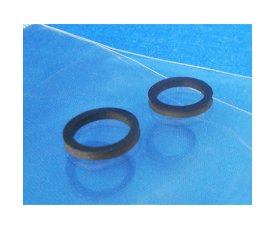 平パッキン 外径16mm×内径12mm 2個入 透明な袋に収められた2個のパッキンが、平らな台の上に置かれている様子