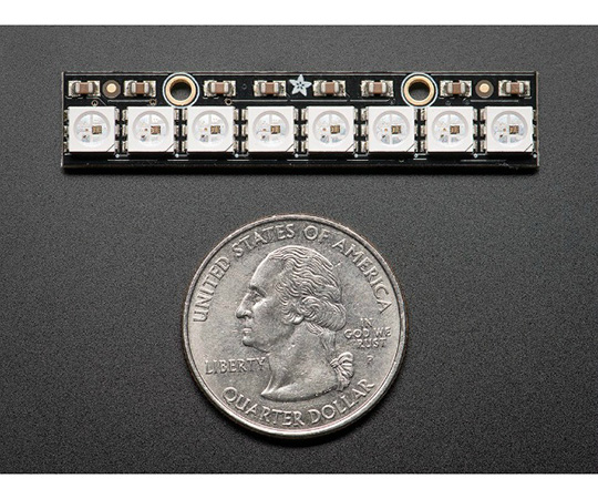 NeoPixel　Stick　-　8　x　5050　RGB　LED　with　Integrated　Drivers LEDが一直線に配置された状態で、メタリックな基盤が見える。